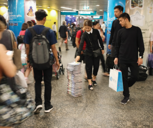 booklet-distribution-singapore-mrt (main)