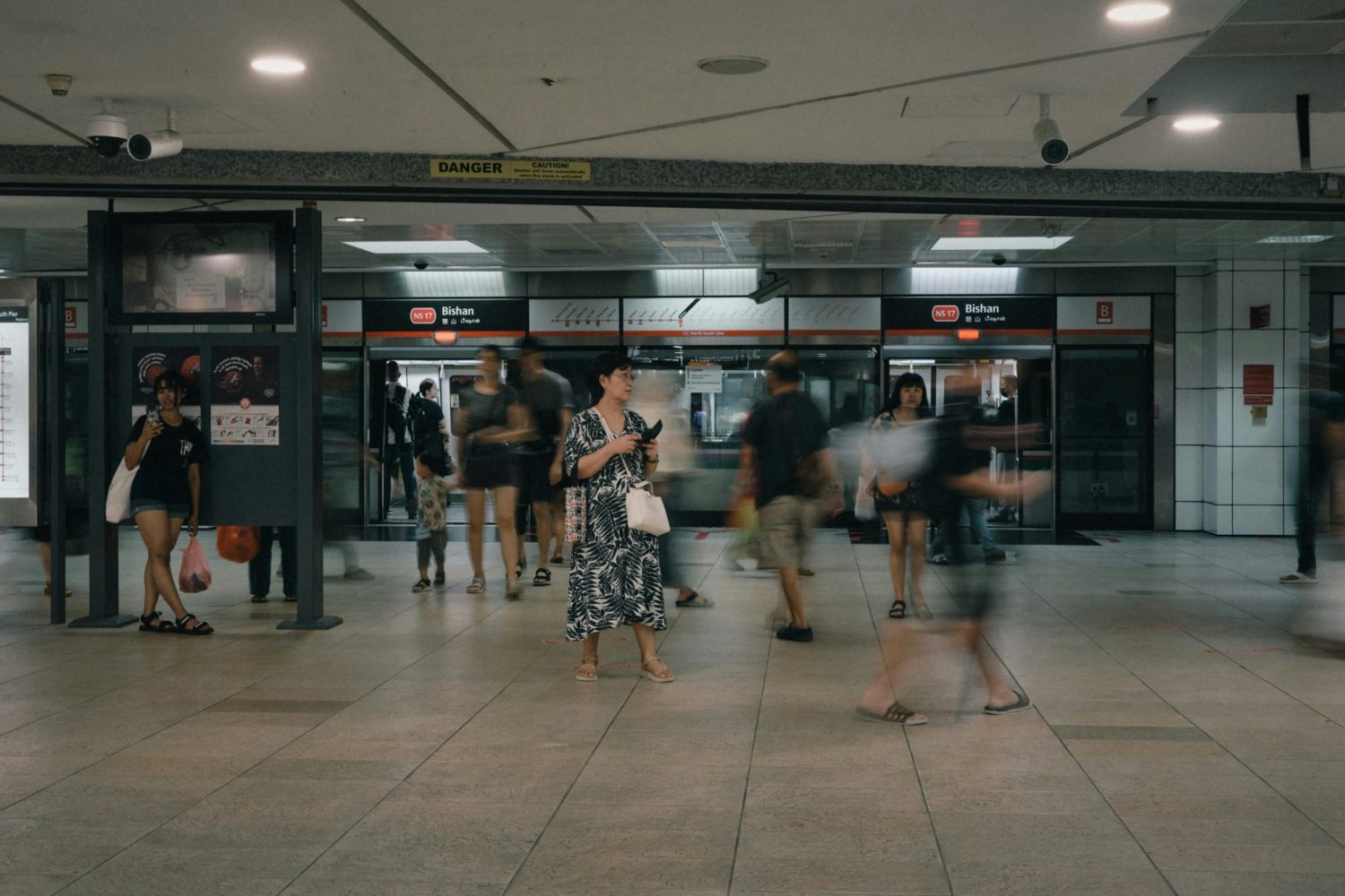crowded-singapore-mrt-station
