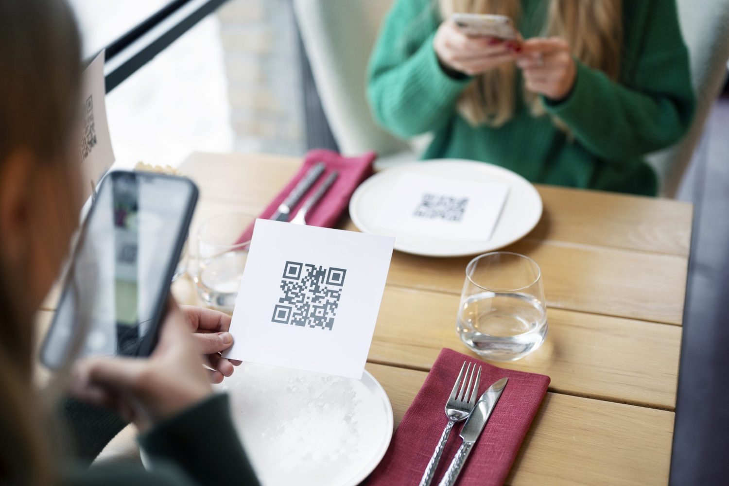 women-scanning-qr-code-restaurant